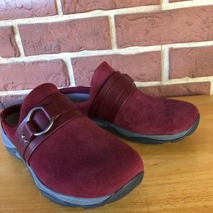 Maroon, suede, Easy Spirit clogs; size 7M; shoe upper is suede leather